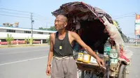 Demi cinta yang teramat sangat terhadap sang istri, seorang pria tua rela berjalan selama dua bulan di kawasan China.