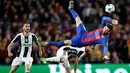 Tersingkirnya Barcelona dari Liga Champions diwarnai dengan insiden mengerikan yang dialami sang megabintang, Lionel Messi saat laga yang digelar di Camp Nou, Spanyol, Rabu (19/4). (AP Photo/ Manu Fernandez)