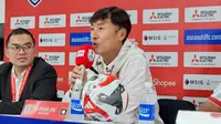 Pelatih Timnas Laos, Ha Hyeok-jun, saat memberikan pernyataan dalam sesi konferensi pers menjelang pertandingan melawan Timnas Indonesia yang akan berlangsung di Stadion Manahan, Solo, Kamis (12/12/2024). (Bola.com/Radifa Arsa)