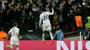 Pemain Tottenham Hotspur, Dele Alli berselebrasi usai mencetak gol ke gawang Real Madrid pada pertandingan keempat Grup H Liga Champions di Stadion Wembley, Rabu (1/11). Tottenham Hotspur menaklukkan sang juara bertahan Real Madrid, 3-1. (AP/Tim Ireland)
