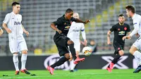 Pemain Manchester United (MU) Odion Ighalo mencetak gol ke gawang LASK Linz pada leg pertama babak 16 besar Liga Europa di Linz, Austria, Kamis (12/3/2020). MU menang 5-0. (JOE KLAMAR