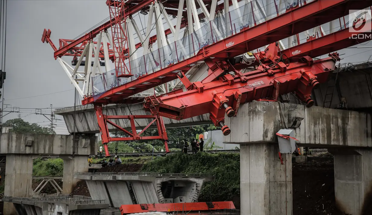 Sejumlah pekerja dan petugas keamanan berada di lokasi ambruknya crane pengerjaan proyek double-double track kereta api di Jatinegara, Jakarta, Minggu (4/2). Belum diketahui secara pasti apa penyebab crane tersebut ambruk. (Liputan6.com/Faizal Fanani)