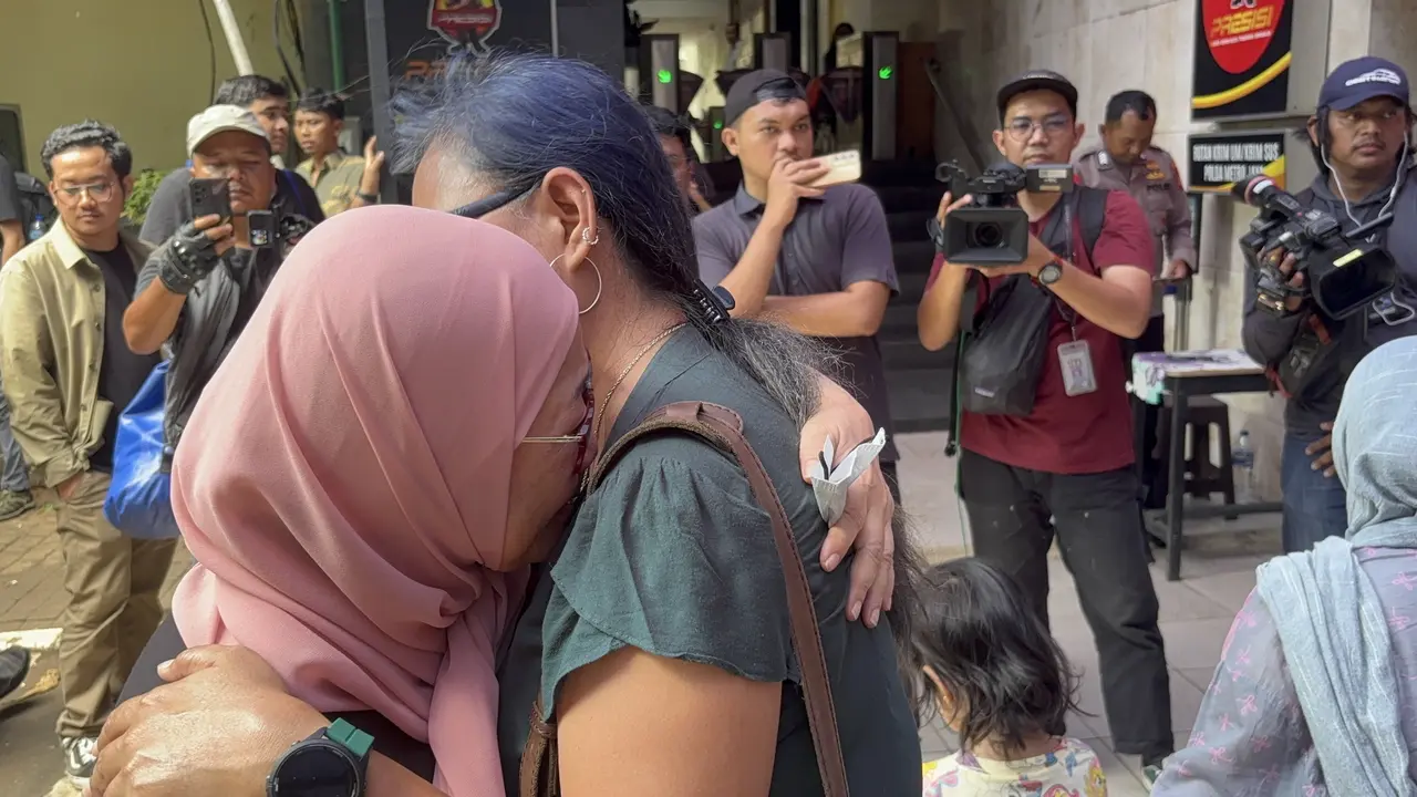 Ibu Delpedro menangis di polda metro jaya