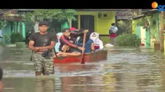 Banjir juga menggenangi sejumlah akses jalan utama sehingga lalu lintas dari arah Kota Bandung menuju Baleendah maupun sebaliknya terganggu.