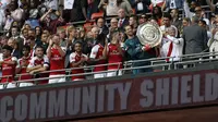 Pelatih Arsenal, Arsene Wenger, bersama para pemainnya menerima trofi Community Shield usai mengalahkan Chelsea di Stadion Wembley, London, Minggu (6/8/2017). Ini merupakan trofi Community Shield yang ke-15 bagi Arsenal. (AFP/Ian Kington)