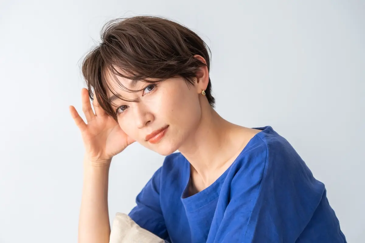 kepribadian baik elegan cantik baju biru rambut pendek