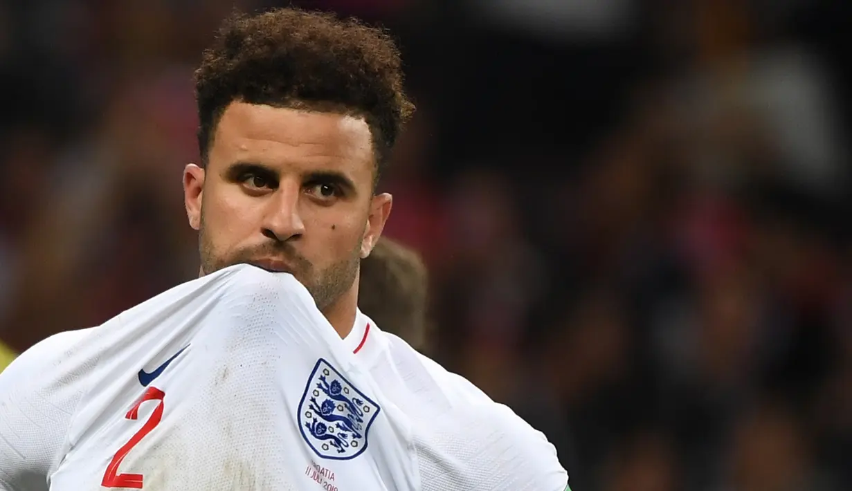 Bek Inggris, Kyle Walker, tampak kecewa usai dikalahkan Kroasia pada laga semifinal Piala Dunia di Stadion Luzhniki, Moskow, Rabu (11/7/2018). Inggris kalah 1-2 dari Kroasia. (AFP/Manan Vatsyayana)