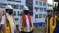 Wakil Menteri PUPR John Wempi Wetipo (tengah) bersama Kepala Dinas PUPR Mohammat Marasabessy(kanan) berada di lokasi pembangunan SD 61 Waehru Ambon. Senin 27 Juli 2020.