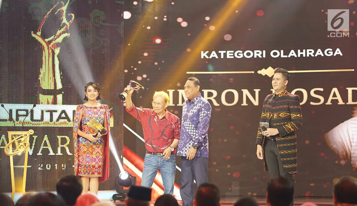 Mantan atlet nasional angkat berat Imron Rosadi menerima penghargaan ajang Liputan6 Awards, Jakarta, Sabtu (25/5/2019). Liputan6 Awards 2019 bertajuk “Untukmu Indonesia merupakan program bakti kepada Indonesia sebagai bentuk kontribusi untuk bangsa terkait perdamaian.(Liputan6.com/Immanuel Antonius)