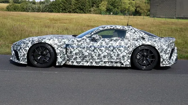 Mesin V8 4.0 liter twin-turbo yang dikabarkan dipadukan dengan sistem hybrid, siap menghasilkan tenaga hingga 900 PS (Autoindustriya)