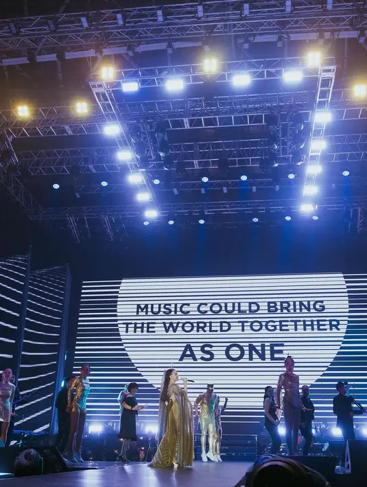 Meski dibuat dalam waktu singkat, gaun ini tetap sukses menjadikan Rossa sebagai dewi sehari di konser tunggalnya. Dipadukan dengan strap pump heels berwarna emas. (instagram/itsrossa910)