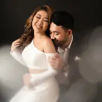 Setelah busana tradisional, busana formal menjadi tema yang diusung Kiky Saputri dan Muhammad Khairi dalam sesi prewedding terbaru.