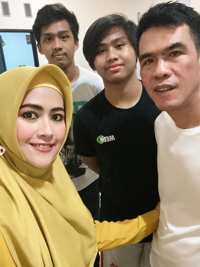 5 Momen Kebersamaan Meggy Wulandari Bareng Anak Sambungnya, Akrab Banget