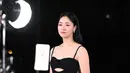 Jeon Yeo Been tampil luar biasa dengan cut-out dress berwarna hitam. Dress ini membalut tubuhnya dengan amat baik, dengan detail tali dari manik-manik dan bagian belakang yang backless. [Foto: soompi.com]