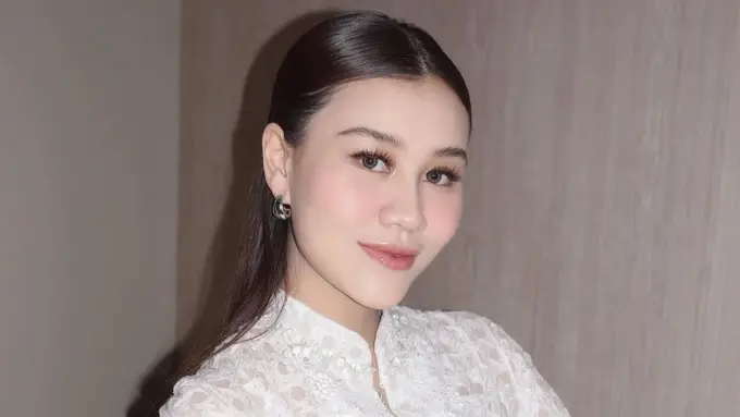 Tampilan Aaliyah Massaid Kenakan Dress Lace saat Aqiqah Putra Pertamanya,