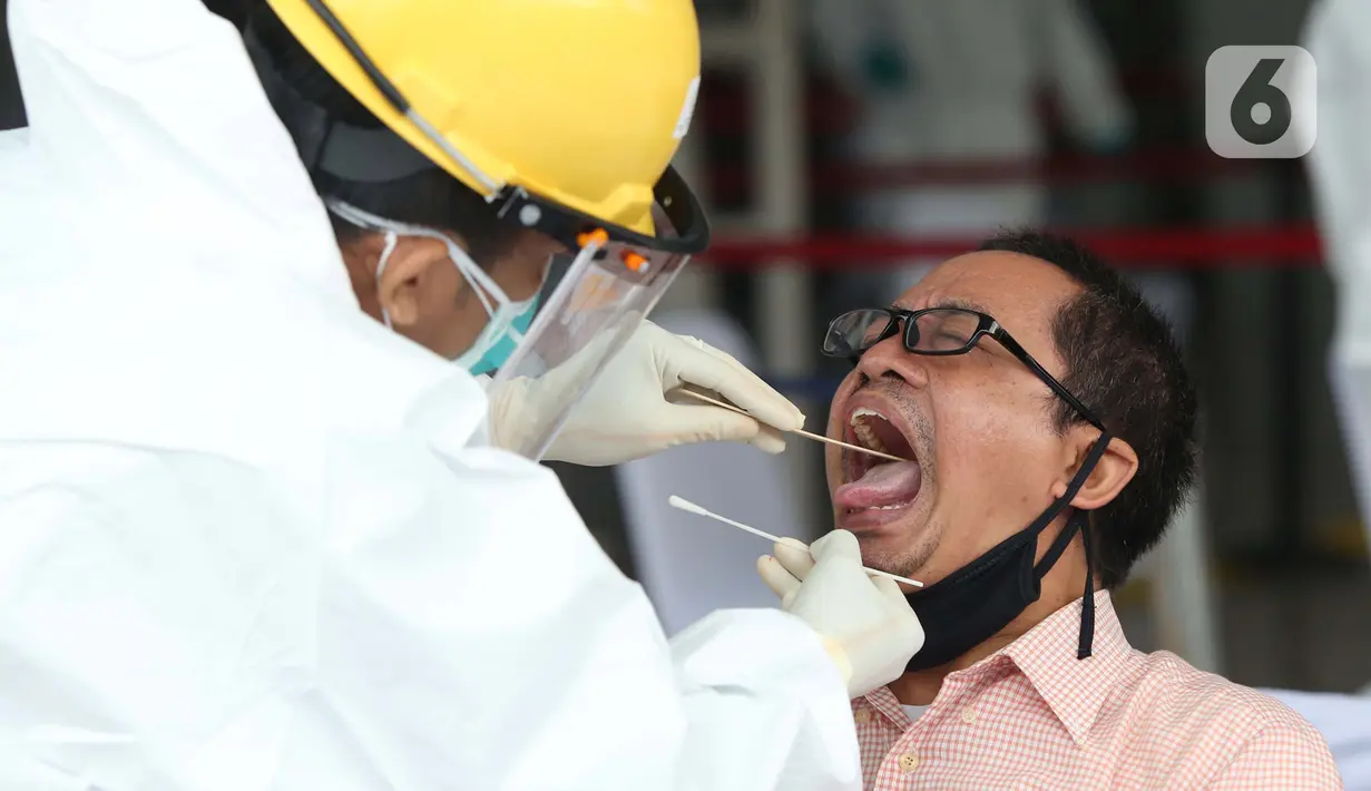 Penumpang kereta rel listrik (KRL) menjalani tes swab di Stasiun Bogor, Bogor, Jawa Barat, Senin (27/4/2020). Pengetesan yang melibatkan 350 penumpang ini untuk memastikan ada atau tidaknya virus corona COVID-19 yang dibawa penumpang KRL. (merdeka.com/Arie Basuki)