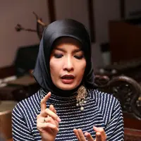 Sebagai sesama muslim, ada rasa sedih yang dirasakan Arzeti. Meski demikian tak banyak yang dapat dilakukan oleh perempuan yang lahir pada 4 September 1976 itu. (Andy Masela/Bintang.com)