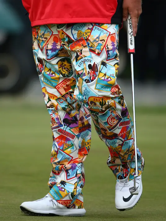 Celana penuh corak dan berwarni-warni yang dikenakan oleh pegolf AS, John Daly selama sesi latihan di Southport, Inggris, 19 Juli 2017. Celana yang digunakan pegolf tersebut bergambar tempat rekreasi dari sejumlah negara. (AP Photo/Dave Thompson)
