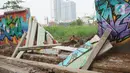 Kondisi tembok Jalan Juanda yang ambruk di kawasan Depok, Jawa Barat, Senin (2/12/2019). Kondisi tembok yang dipenuhi mural tersebut mulai rapuh dan sebagian sisinya telah ambruk serta miring sehingga membahayakan pejalan kaki. (Liputan6.com/Immanuel Antonius)