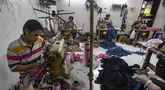 Pekerja menyelesaikan pembuatan konveksi pakaian lebaran di R. Clarisi Collection pada sentra Usaha Mikro Kecil dan Menengah (UMKM) Konveksi Bulak Timur, Depok, Jawa Barat, Senin, (17/3/2025). (merdeka.com/Arie Basuki)