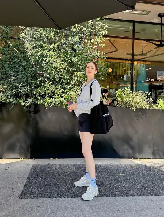 Tampilan sporty Cathy Sharon saat hendak berbelanja ini juga tak lepas dari perhatian netizen. Tak sedikit netizen yang memuji Cathy Sharon dalam kolom komentar di akun Instagram.(Liputan6.com/IG/@cathysharon)