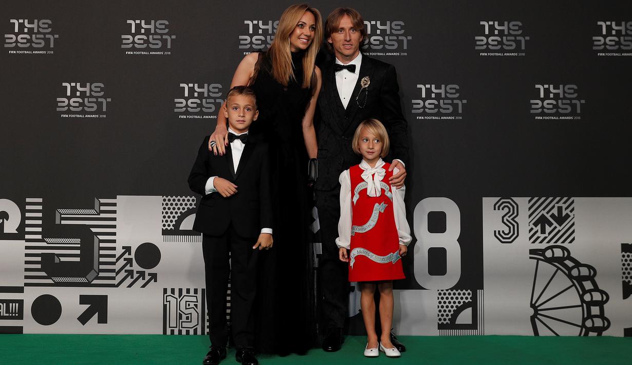 Pemain Real Madrid asal Kroasia, Luka Modric, bersama keluarga menghadiri penganugerahan Pemain Terbaik FIFA 2018 di London, Senin (24/9/2018). Dirinya mampu mematahkan dominasi Cristiano Ronaldo dan Lionel Messi. (AFP/Adrian Dennis)