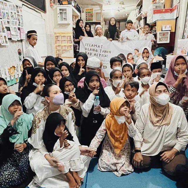 6 Momen Alyssa Daguise Rayakan Ultahnya di Panti Asuhan, Menawan Pakai Kaftan