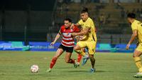 Lulinha (kiri) berusaha lepas dari kawalan Anderson Nascimento saat Madura United menjamu Barito Putera dalam lanjutan BRI Liga 1 2024/2025 di Gelora Bangkalan, Madura (18/1/2025). (Bola.com/Wahyu Pratama)