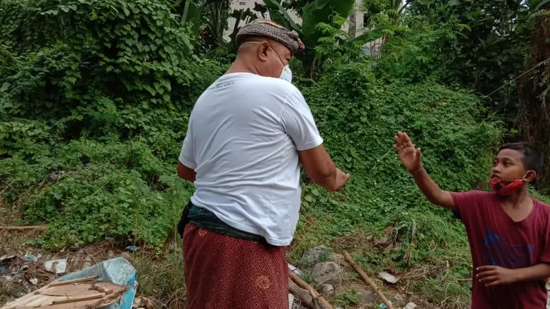 Penertiban warga yang tengah bermain layang-layang di areal Bandara I Gusti Ngurah Rai, Bali