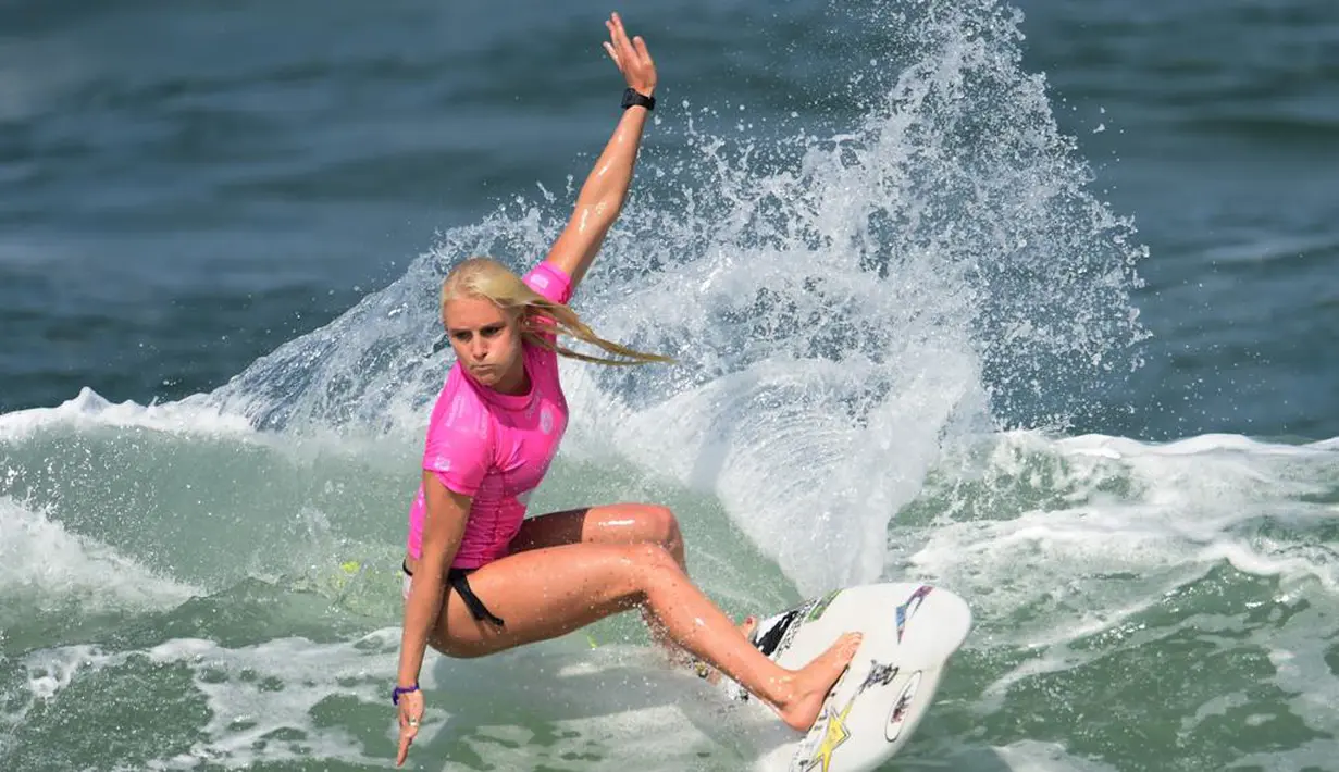 Penampilan peselancar wanita AS, Tatiana Weston-Webb, menjadi salah satu yang ditunggu di WSL Rio Pro Women's World Championship Tour di Pantai Grumari, Rio de Janeiro, Brasil. (AFP/Christophe Simon)
