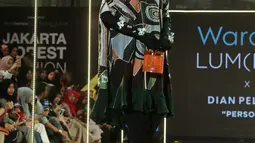 Model membawakan busana rancangan Wardah LUM (INA) x Dian Pelangi saat Jakarta Modest Fashion Week di Gandaria City, Jakarta, Minggu (29/7). Dian Pelangi mengangkat tema 'Persona'. (Liputan6.com/Herman Zakharia)