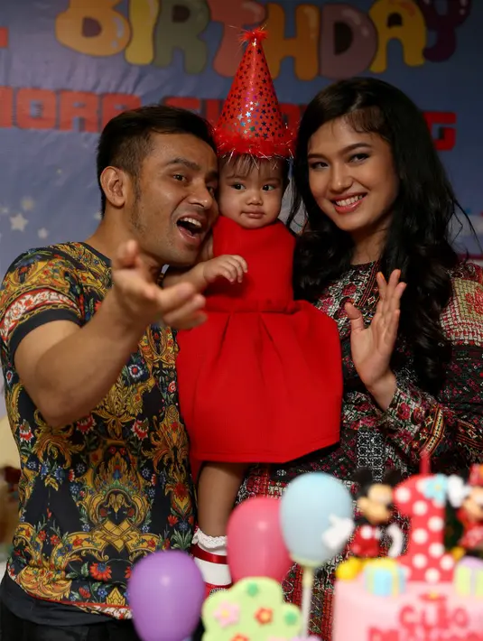 Meski sewaktu-waktu dirinya mendapat jadwal tampil ataupun tur di luar kota, Judika tak ingin lebih dari dua hari. Hal itu karena Judika ingin setiap hari bertemu dengan sang anak juga istri tercinta. (Andy Masel/Bintang.com)