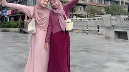 Kota Xi'an terkenal dengan bangunan kunonya, tak heran Ricis dan Nadzira mengabadikan momen kebersamaan dengan berfoto di depan bangunan bersejarah Tiongkok tersebut. Di momen ini Nadzira tampil dengan abaya, sementara Ricis kenakan kaus dan rok. (Liputan6.com/IG/@riaricis1795)