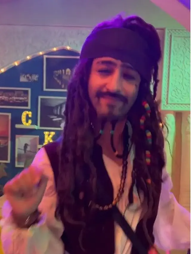 Shaheer Sheikh jadi bajak laut (Foto: Instagram/@shaheernsheikh)