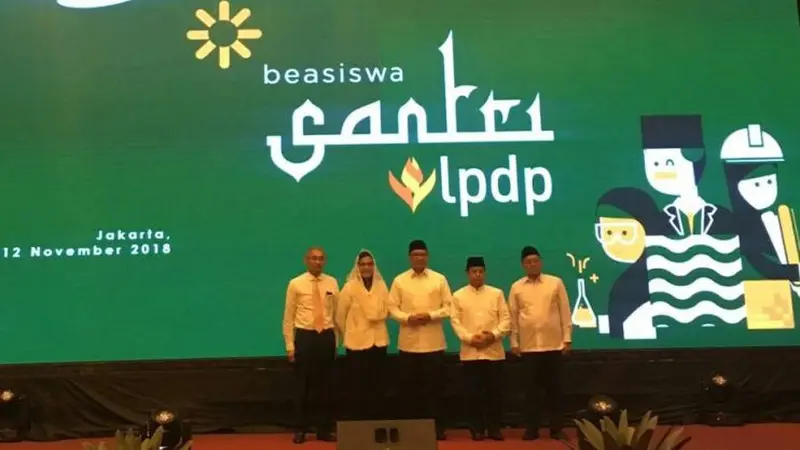 Menteri Keuangan Sri Mulyani Indrawati bersama Menteri Agama Lukman Hakim Saifuddin meluncurkan pemberian Beasiswa Santri melalui LPDP.