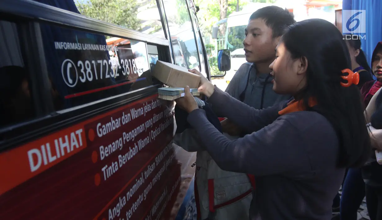 Warga menukarkan uang pecahan di stand mobil yang ada di Lapangan IRTI Monas, Jakarta Pusat, Rabu (23/5). Sebagai infomasi, penukaran uang ini dilayani oleh 14 bank mitra termasuk di antaranya BI, Bank DKI dan bank BUMN. (Liputan6.com/Arya Manggala)