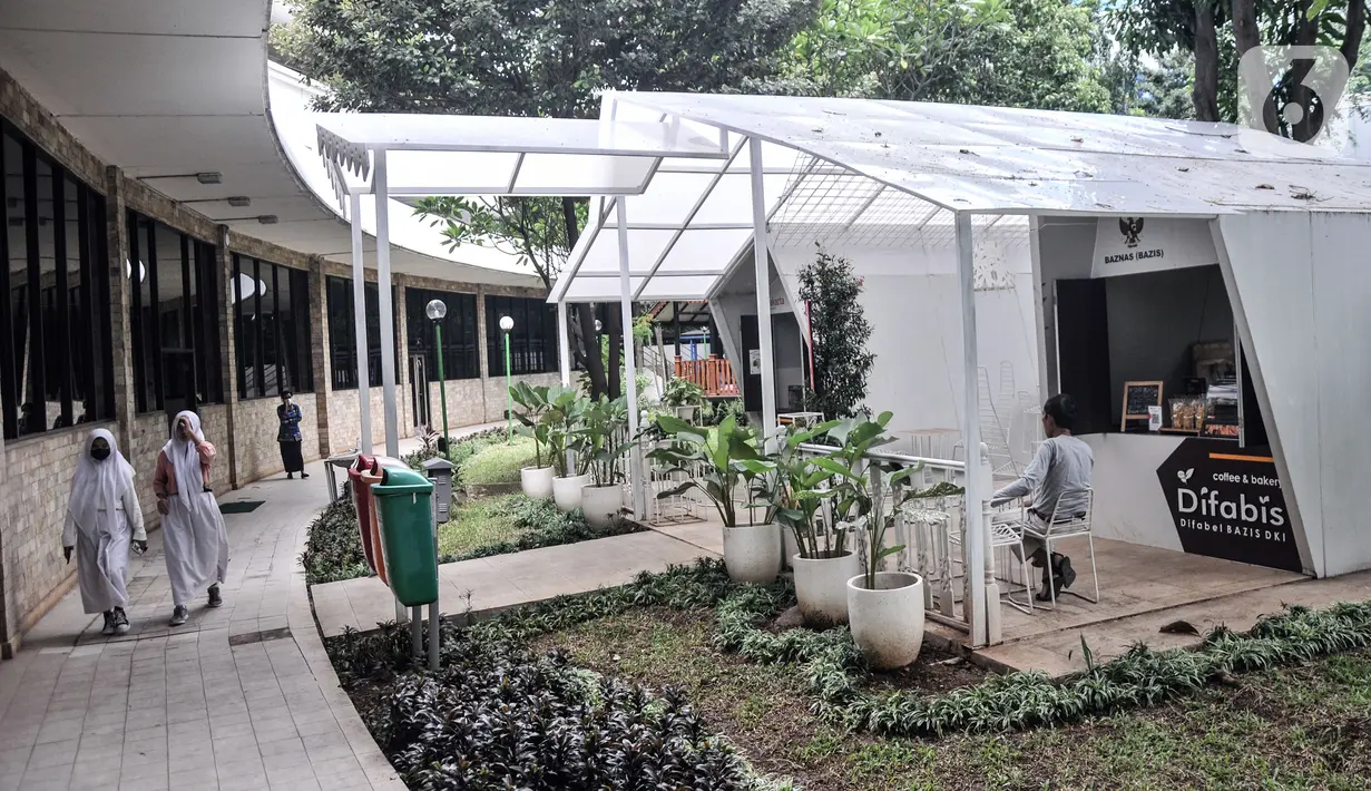 Suasana Kafe Difabis Coffee & Tea di Kompleks Kantor Wali Kota Jakarta Timur, Senin (19/12/2022). Kafe yang didirikan oleh Baznas (Bazis) DKI Jakarta tersebut diharapkan dapat mengembangkan dan memaksimalkan peran dari Kafe Difabis yang dioperasikan oleh kawan-kawan difabel untuk memberikan pemahaman pada masyarakat dan kesetaraan. (merdeka.com/Iqbal S. Nugroho)