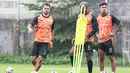 Para pemain Persija Jakarta tampak serius mendengarkan instruksi dari pelatih pada sesi latihan di Persija Training Ground, Depok, pada Senin (2/2/2026) sore WIB sebagai persiapan untuk melawan Arema FC. (Bola.com/Nur Iman Ali)