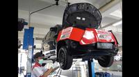 Seorang mekanik sedang melakukan pengecekan mobil di bengkel Toyota Auto2000. (dok Auto2000)
