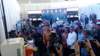 Menteri Pertahanan, Ryamizard Ryacudu, dalam kunjungan ke PT Hariff Daya Tunggal Engineering di Bandung, Senin (7/12/2015). (M Wahyu Hidayat/Liputan6.com)