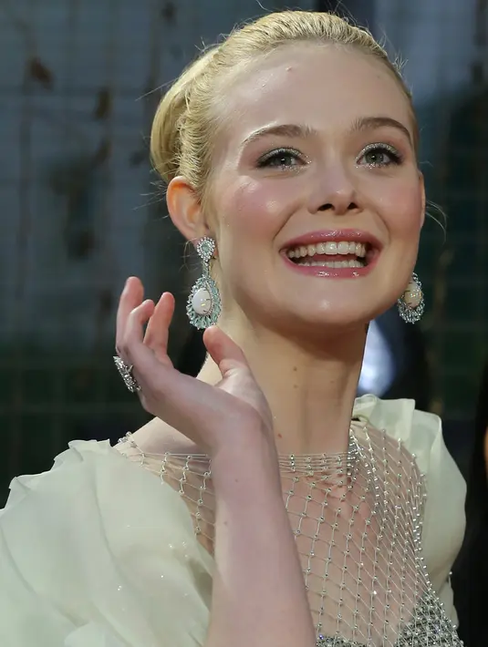 Aktris Elle Fanning berpose untuk fotografer saat menghadiri gala premiere film 'Maleficent Mistress of Evil' di London, Rabu (9/10/2019). Pemeran Aurora dalam film Maleficent itu tampil memukau dalam balutan gaun strapless panjang berwarna hijau pucat. (Photo by ISABEL INFANTES / AFP)