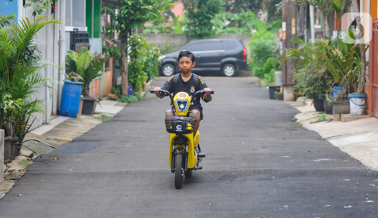 Seorang anak menggunakan sepeda listrik setelah menyewanya di Wahana Selaras Kompleks Villa Cinere Hijau 1, Depok, Jawa Barat, Selasa (26/12/2023). (merdeka.com/Arie Basuki)