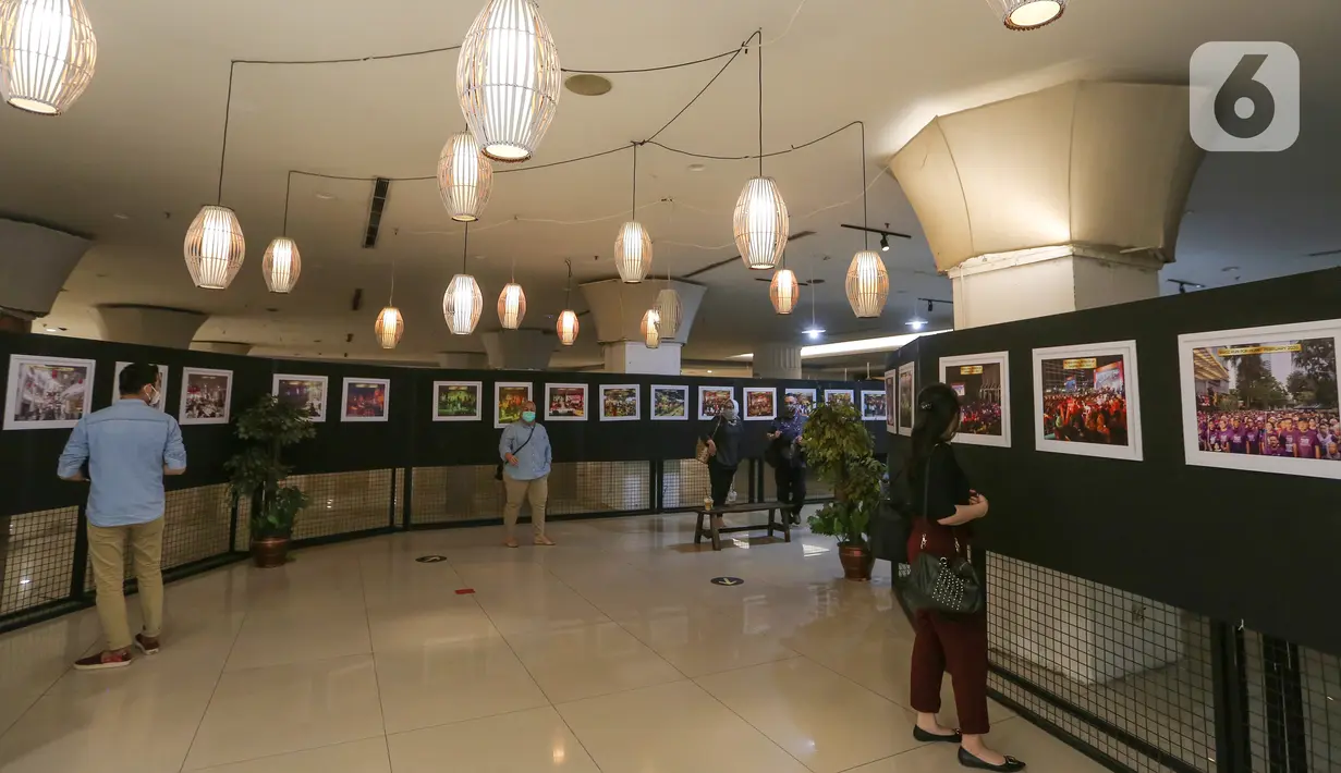 Pengunjung melihat pameran foto di Plaza Semanggi, Jakarta, Senin (15/03/2021). Pameran 50 karya foto dalam rangka memeriahkan anniversary The Plaza Semanggi yang ke 17 mengusung tema Mengenang Kejayaan Plangi Menuju Kebangkitan di Masa Pandemi. (Liputan6.com/Fery Pradolo)