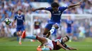 Aksi Willian mencetak satu gol untuk timnya Chelsea saat melawan  Burnley pada laga pekan ke-3 liga Inggris di Stamford Bridge, London (27/8/2016). (AFP/Glyn Kirk)