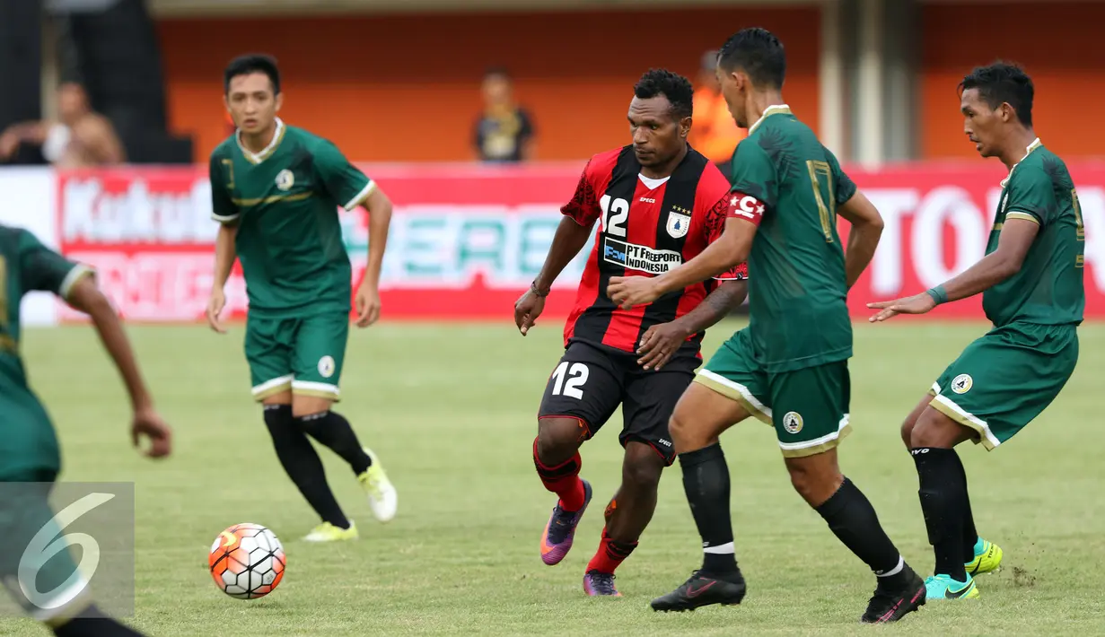 Pemain Persipura, Nelson Alom (tengah) berusaha melewati kawalan pemain PSS Sleman saat laga pembuka turnamen Piala Presiden 2017 di Stadion Maguwoharjo, Sleman, Sabtu (4/2). Laga berakhir imbang 0-0. (Liputan6.com/Helmi Fithriansyah)