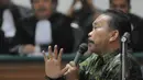 Bupati nonaktif Tapanuli Tengah, Raja Bonaran Situmeang saat menjalani sidang perdana di Pengadilan Tipikor, Jakarta, Kamis (23/2/2015). Raja Bonaran didakwa menyuap mantan Ketua MK Akil Mochtar senilai Rp 1,8 miliar. (Liputan6.com/Herman Zakharia)