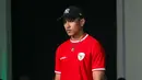 Seorang model pria memperagakan jersey kandang Timnas Indonesia produksi jenama dalam negeri Erspo dalam acara launching jersey anyar Timnas Indonesia di Bengkel Space, SCBD, Jakarta, Senin (18/3/2024) petang WIB. (Bola.com/Abdul Aziz)