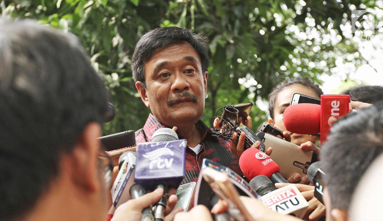 Gubernur DKI Jakarta Djarot Saiful Hidayat memberi keterangan usai mengunjungi kediaman Megawati, Jakarta, Sabtu (14/10). PDI Perjuangan akan mengumumkan paslon Gubernur dan Wagub provinsi Jawa Timur 15 Oktober 2017. (Liputan6.com/Herman Zakharia)
