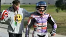 Pembalap Pramac Racing, Jorge Martin (kanan), meninggalkan trek balapan setelah bersenggolan dengan pembalap Repsol Honda, Marc Marquez dalam MotoGP Valencia yang berlangsung di Sirkuit Ricardo Tormo, Valencia, Spanyol Minggu (26/11/2023). (AFP/Javier Soriano)