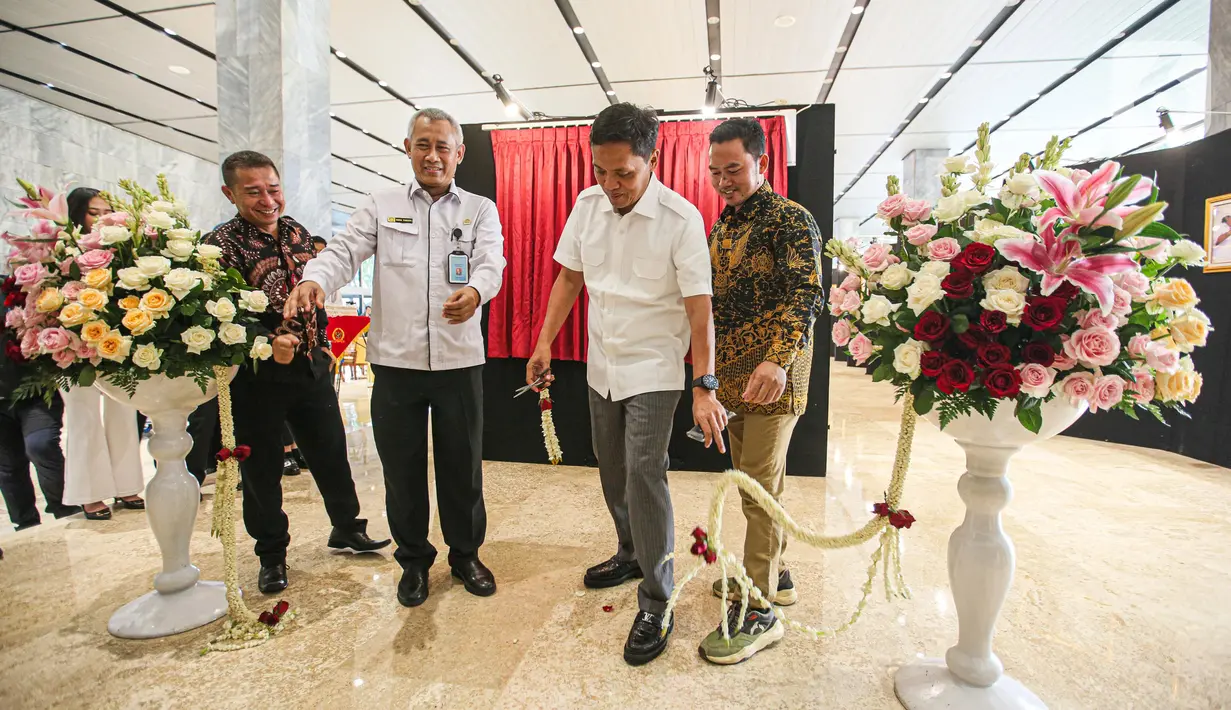 Wakil Ketua Komisi III DPR RI Habiburokhman saat membuka Pameran Foto Warna Warni Parlemen ke XIII/2023 di Gedung Nusantara II, Jakarta, Rabu (12/7/2023). (Liputan6.com/Faizal Fanani)